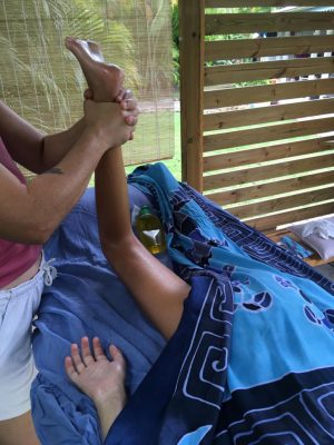 Fanny offre des soins de massage ayurvédique dans son atelier zen en Guadeloupe, déplacement possible à domicile, tel 06 90 60 81 14