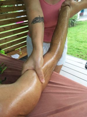 Fanny vous propose un massage des 5 continents, soin énergétique global associant le lomi-lomi hawaïen, le massage californien, le massage suédois, le Tuina de Chine, l’ayurvédique indien, l’aromathérapie et l’énergie du reïki.